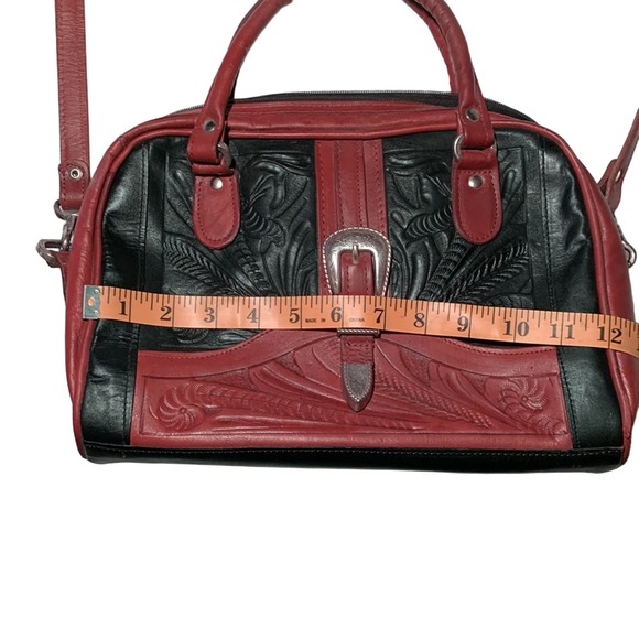 Chic Black and Red Embossed Shoulder Bag - Picture 3 of 8